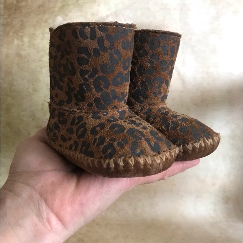 UGG Cassie Leopard Baby Booties - Picture 5 of 11
